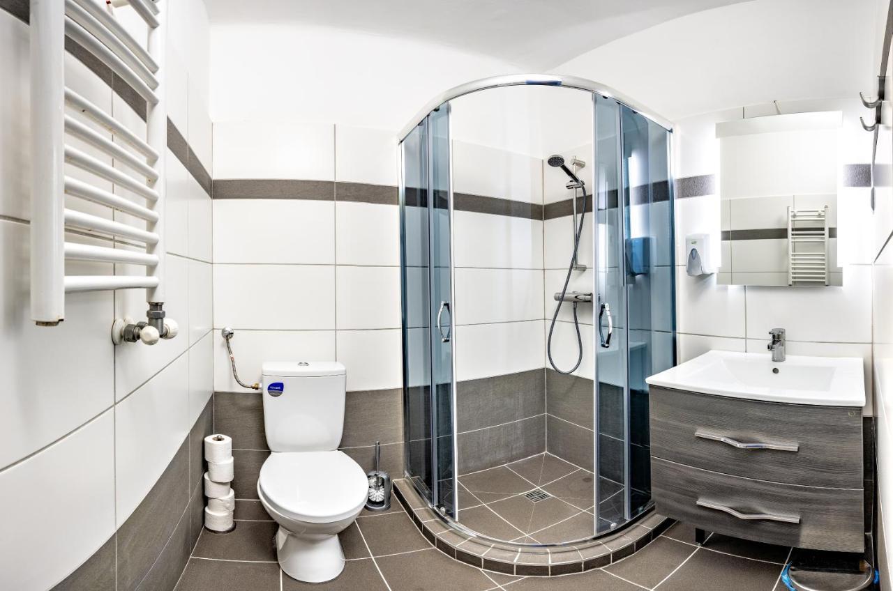 Island Hostel Budapest (Adults Only) Ngoại thất bức ảnh A modern bathroom