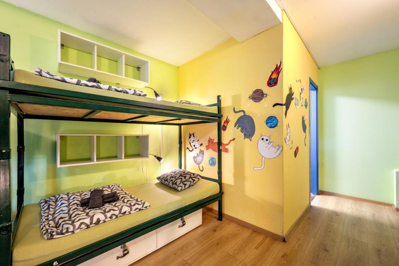 Island Hostel Budapest (Adults Only) Ngoại thất bức ảnh A room at the hostel