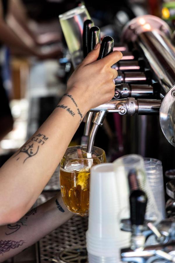 Island Hostel Budapest (Adults Only) Ngoại thất bức ảnh Beer tap