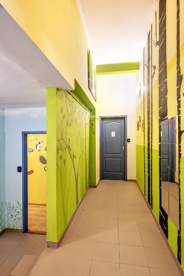Island Hostel Budapest (Adults Only) Ngoại thất bức ảnh A corridor in a hostel