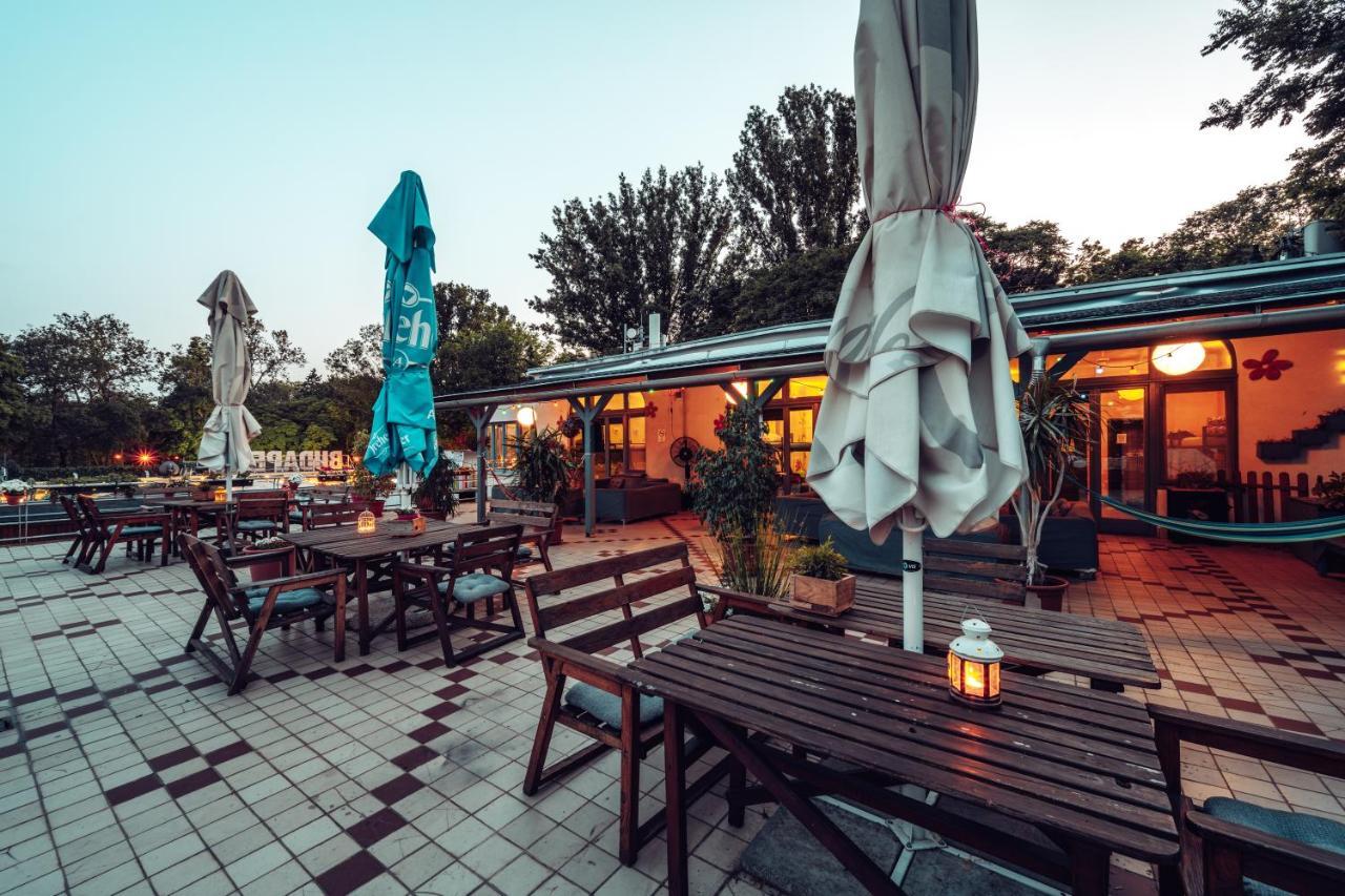 Island Hostel Budapest (Adults Only) Ngoại thất bức ảnh The restaurant at the park