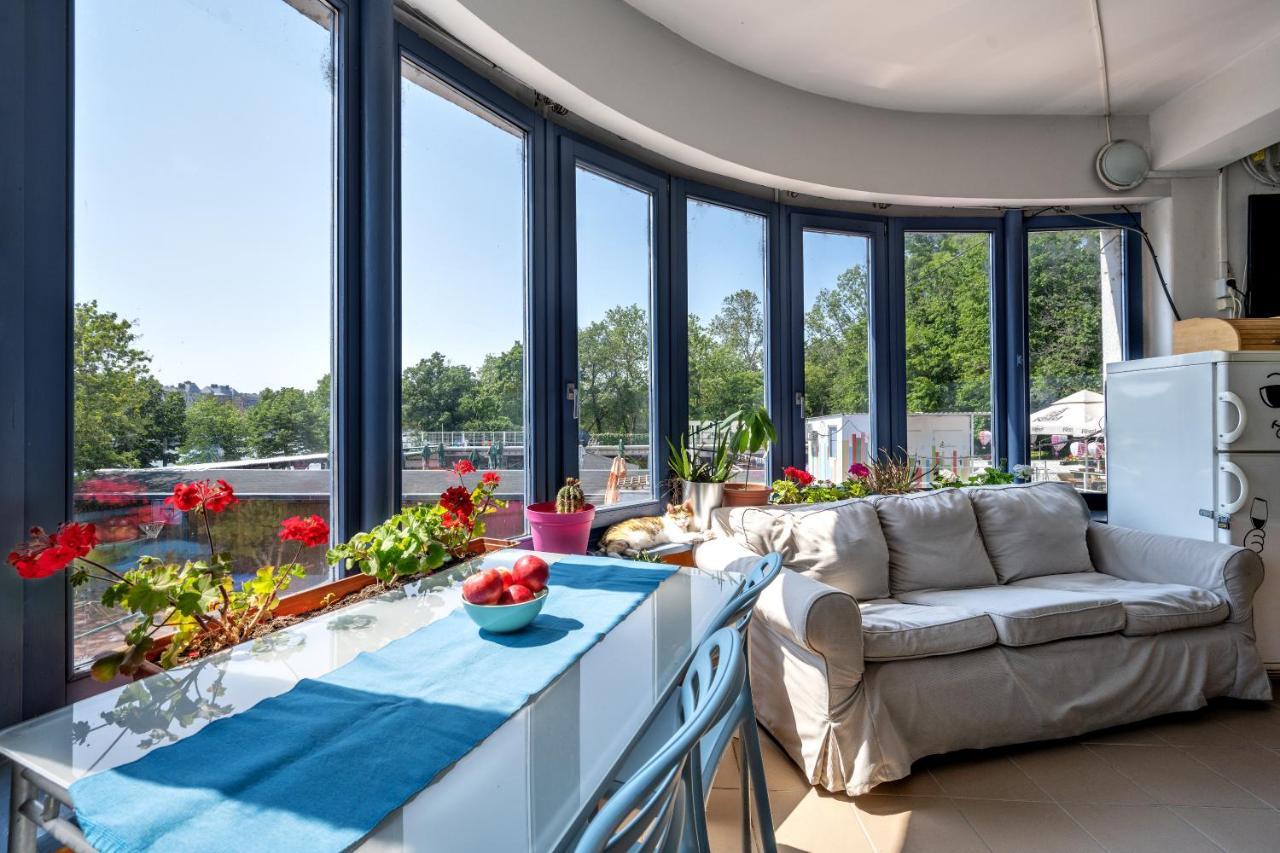 Island Hostel Budapest (Adults Only) Ngoại thất bức ảnh A modern balcony