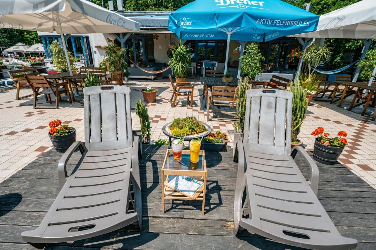 Island Hostel Budapest (Adults Only) Ngoại thất bức ảnh The terrace of the hotel