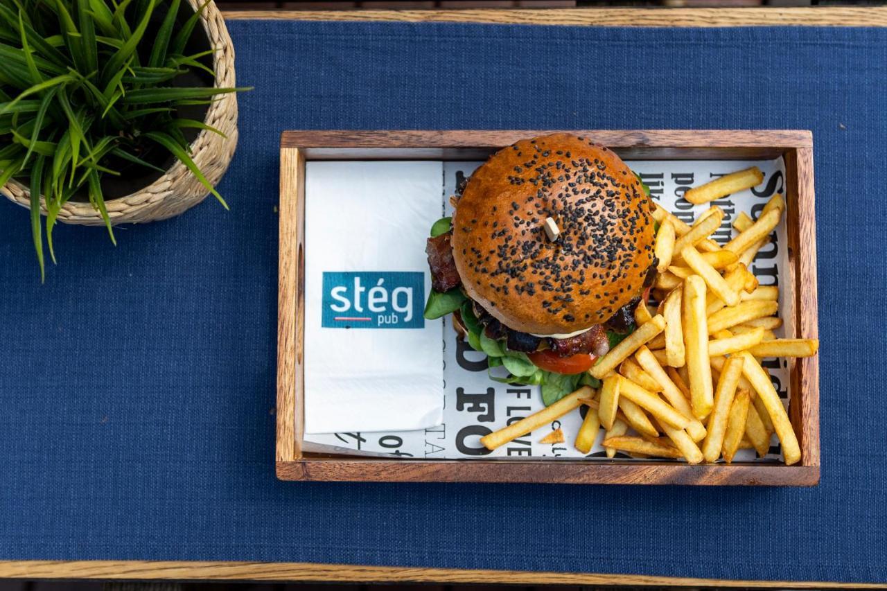 Island Hostel Budapest (Adults Only) Ngoại thất bức ảnh A burger and chips at Steg